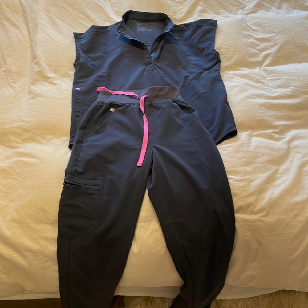 Figs xxs Rafaela oversized night sky top and xxs tall Zamora jogger night sky.